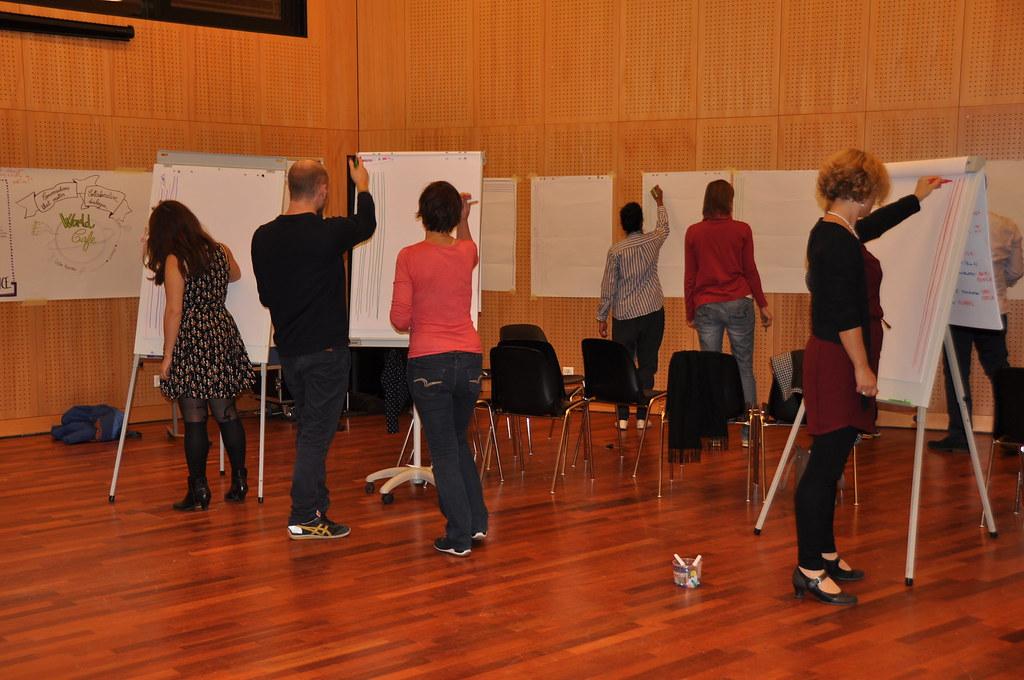 Groupe de managers en train d'apprendre les base du vocabulaire visuel et la grammaire visuelle sur des paperboards dans un atelier de formation au langage visuel animé par Florence Rigneau facilitatrice visuelle
