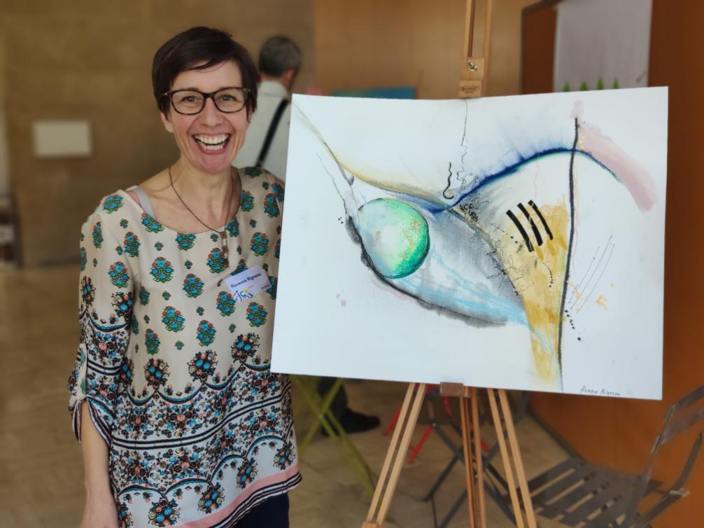 Florence Rigneau artsite plasticienne présente son tableau réalisé en direct sur une conférence de Nilima Bhat à propos du Shakti leadership à Marseille au congrès de l'intelligence collective