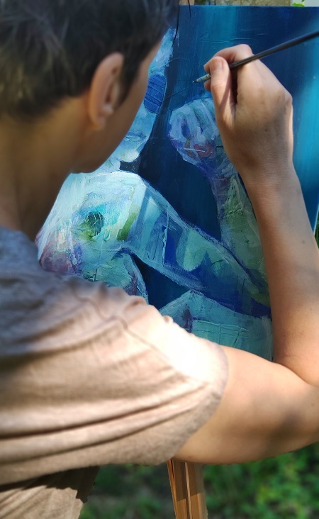 florence Rigneau Art artiste peintre en train de créer une peinture à l'acrylique sur panneau de bois