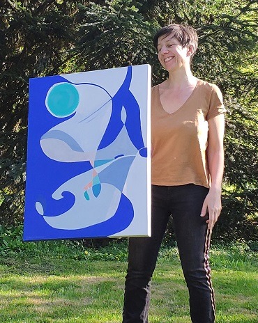 Florence Rigneau artiste plasticienne montre sa peinture nommée "La joueuse de Harpe" pour Marie Nicot harpiste inspirée à l'issue d'un atelier Art et mots d'intelligence collective